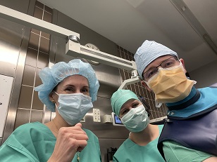 Hibridna kirurška ekipa ima znanja klasične operativne tehnike in znotrajžilne tehnike